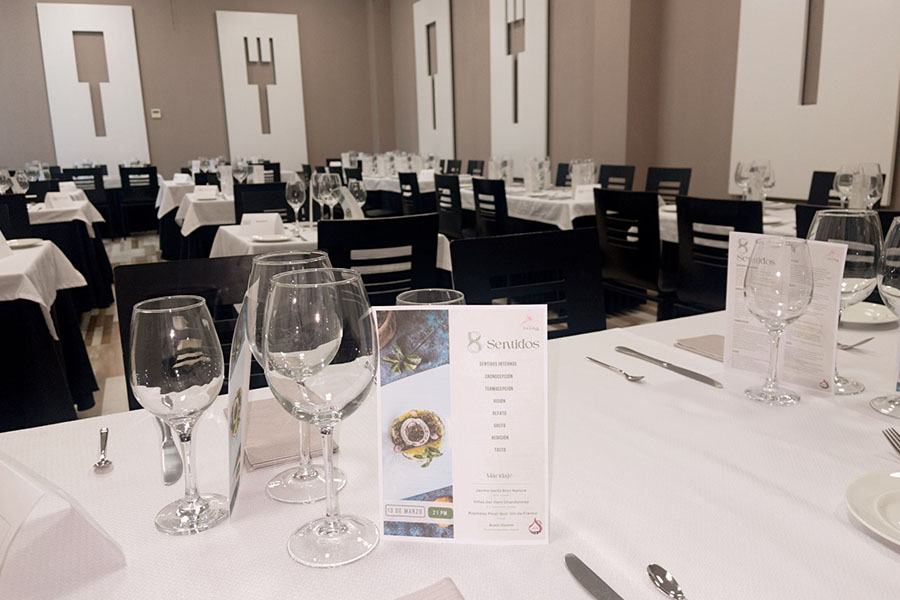 Salón preparado para la cena gastronómica