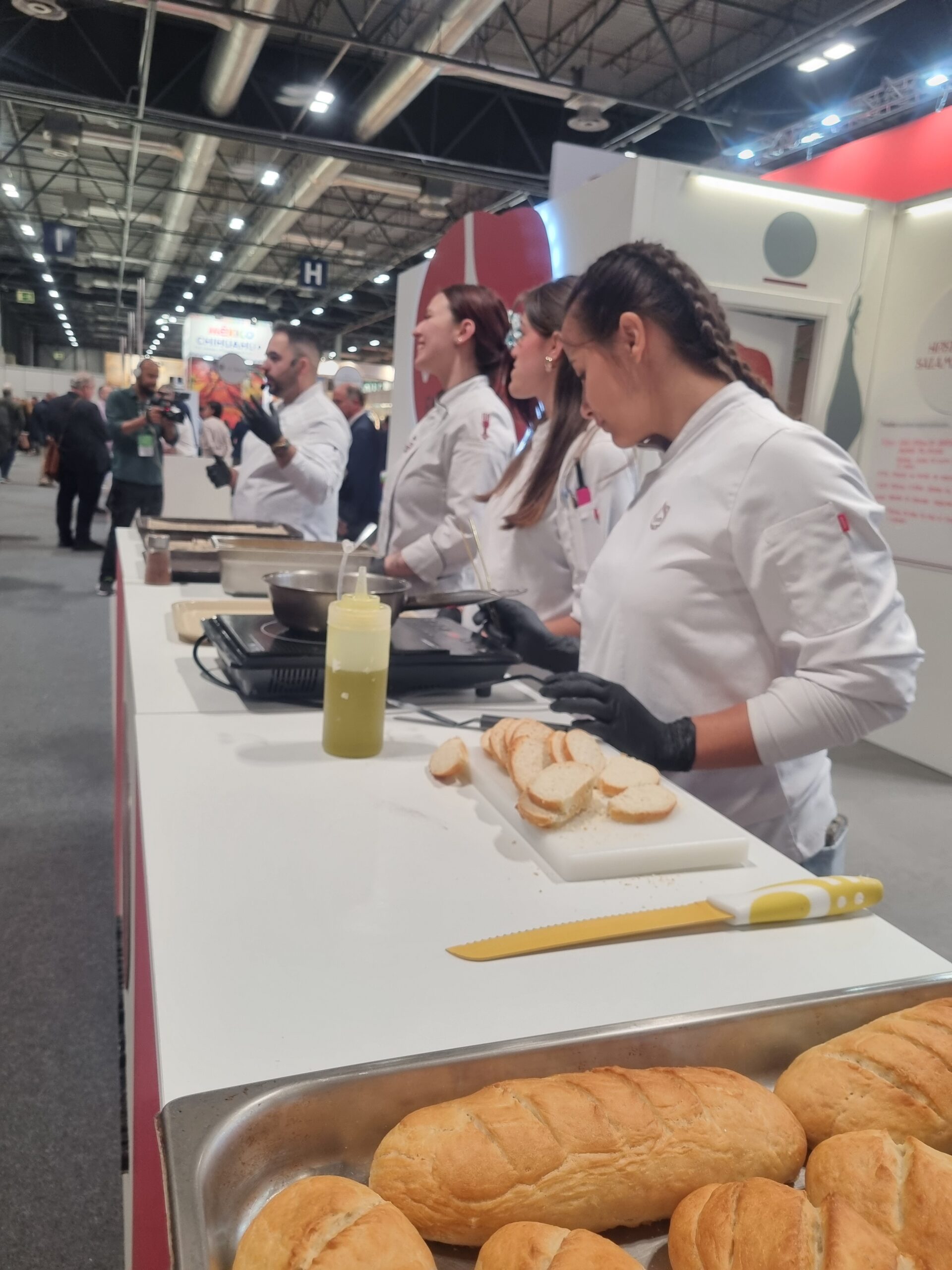 Estudiantes de Dirección de Cocina participando en evento gastronómico en Madrid 