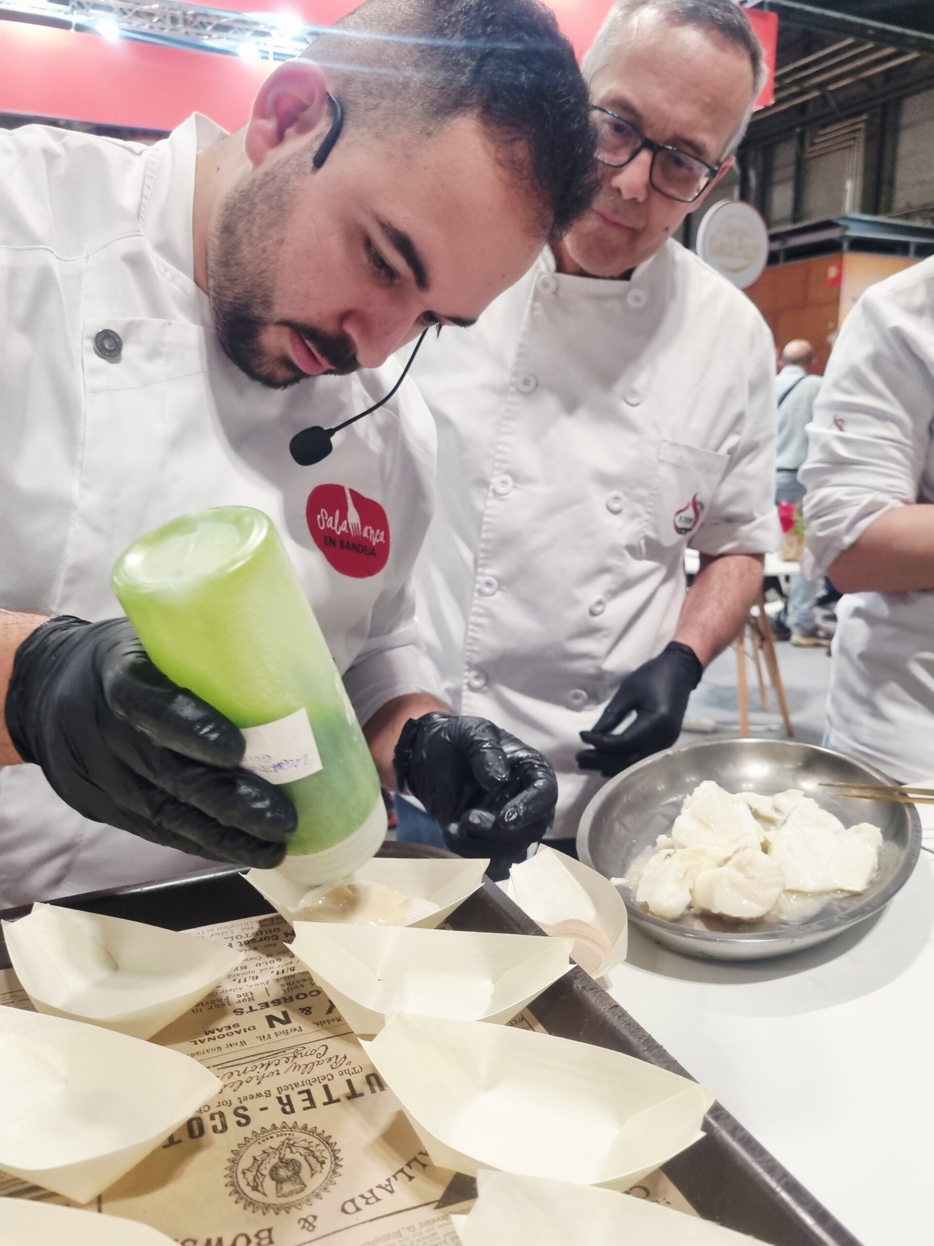 Profesores y alumnos de Escuela Hostelería Salamanca elaborando platos en el Salón Gourmets de Madrid 