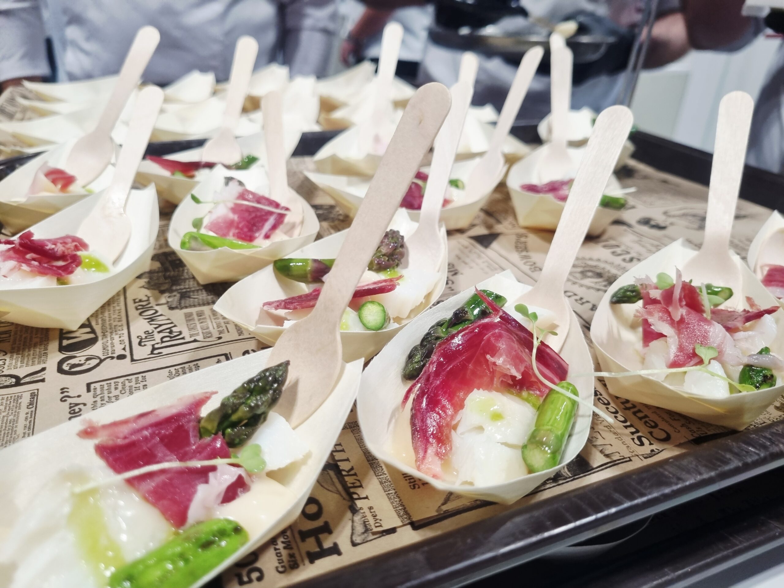 Elaboraciones gastronómicas de alumnos en feria profesional de hostelería