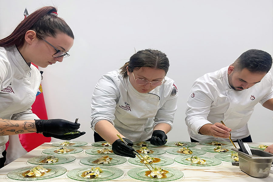 Alumnas elaborando platos en directo durante cata