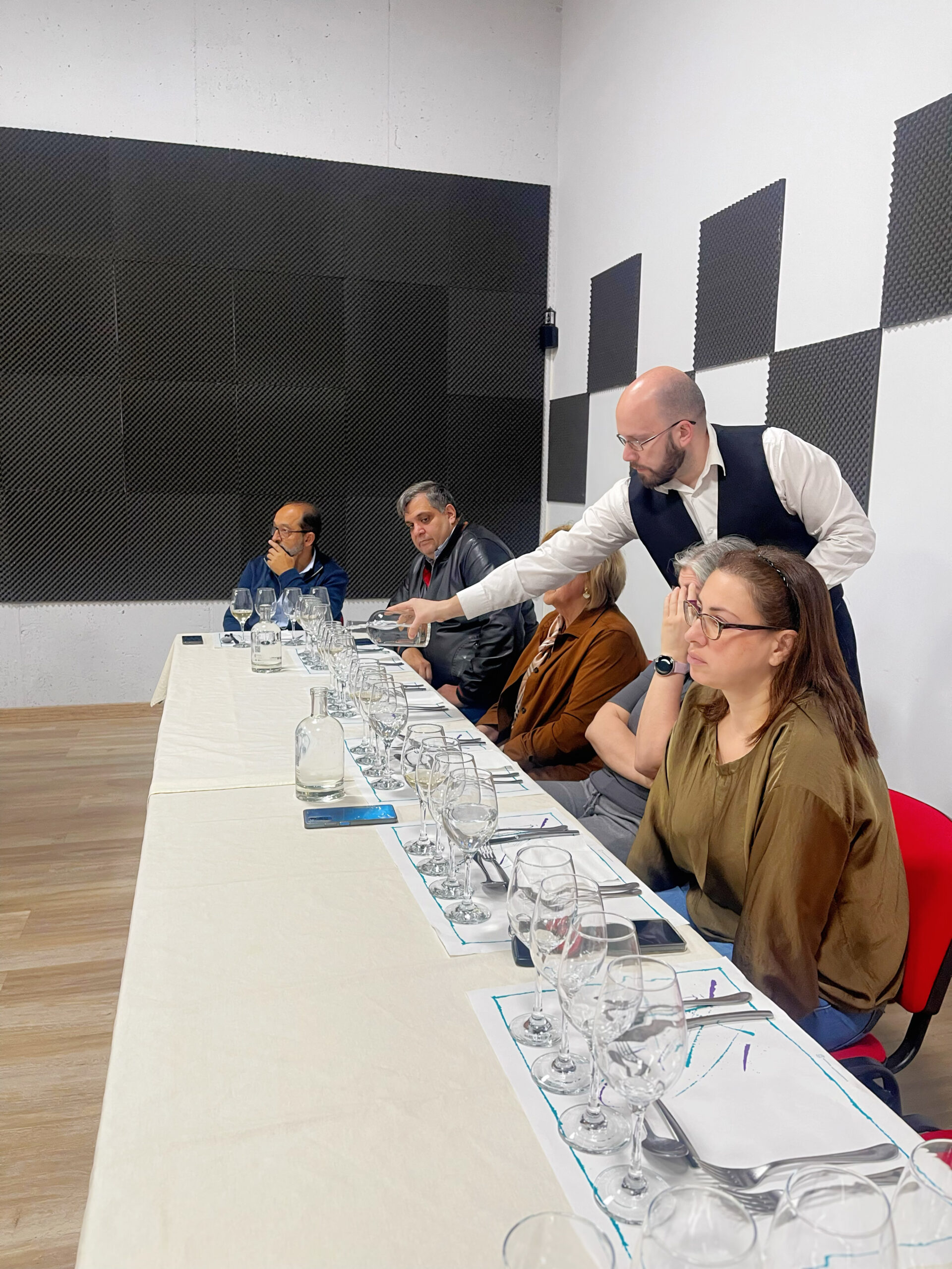 Evento formativo de cata de vinos en aula restaurante