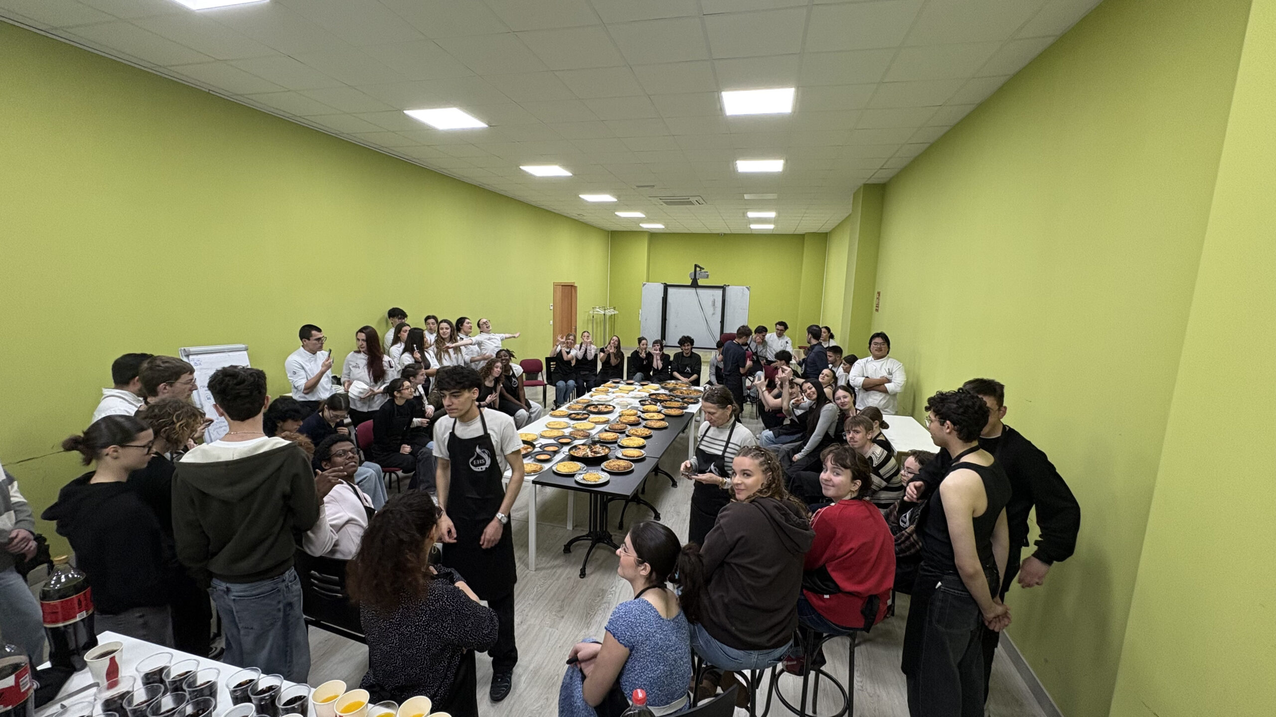 Degustación de platos elaborados durante la jornada gastronómica internacional en la Escuela de Hostelería de Salamanca