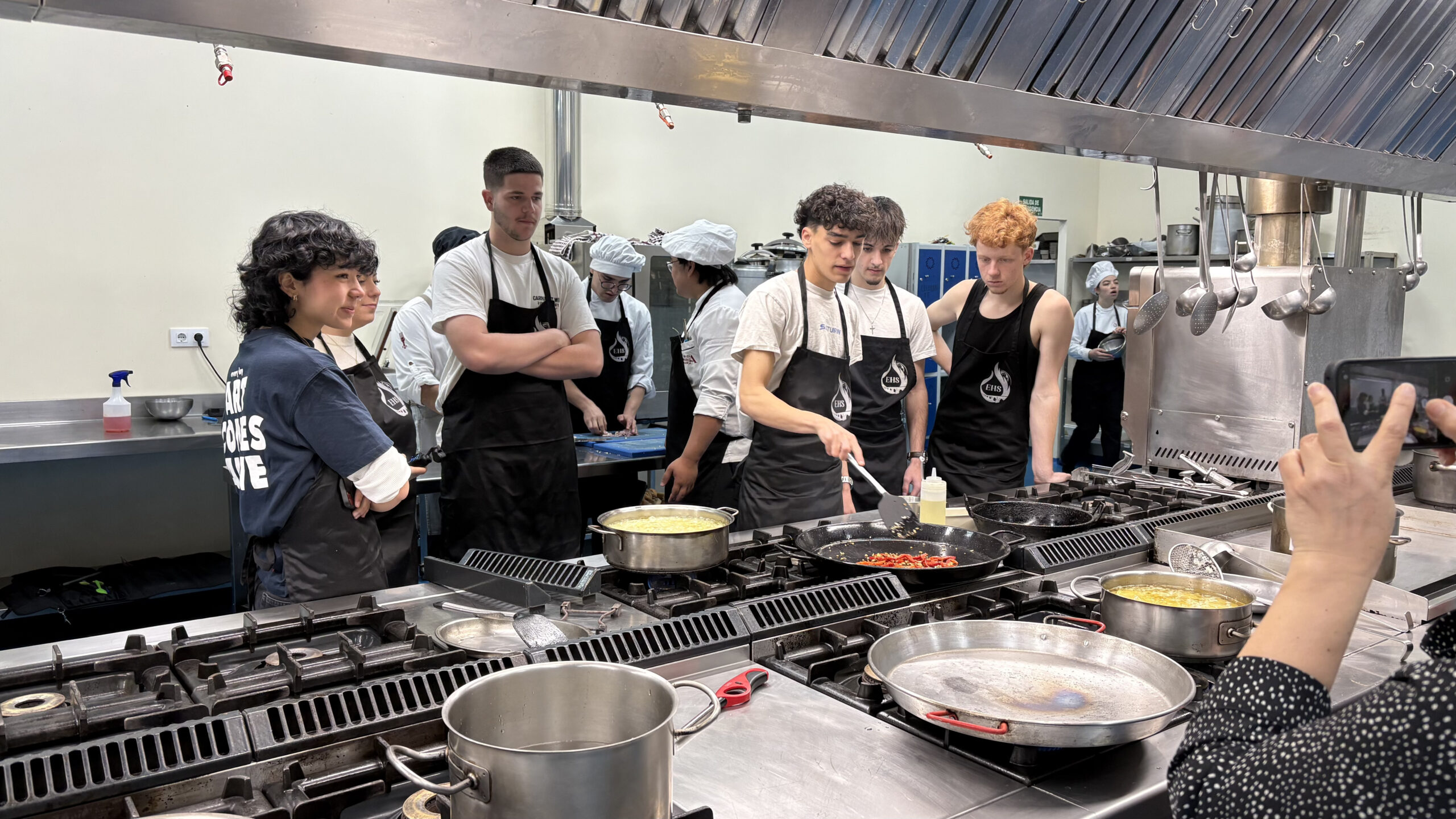 Estudiantes elaborando platos típicos españoles en las cocinas de la Escuela de Hostelería de Salamanca