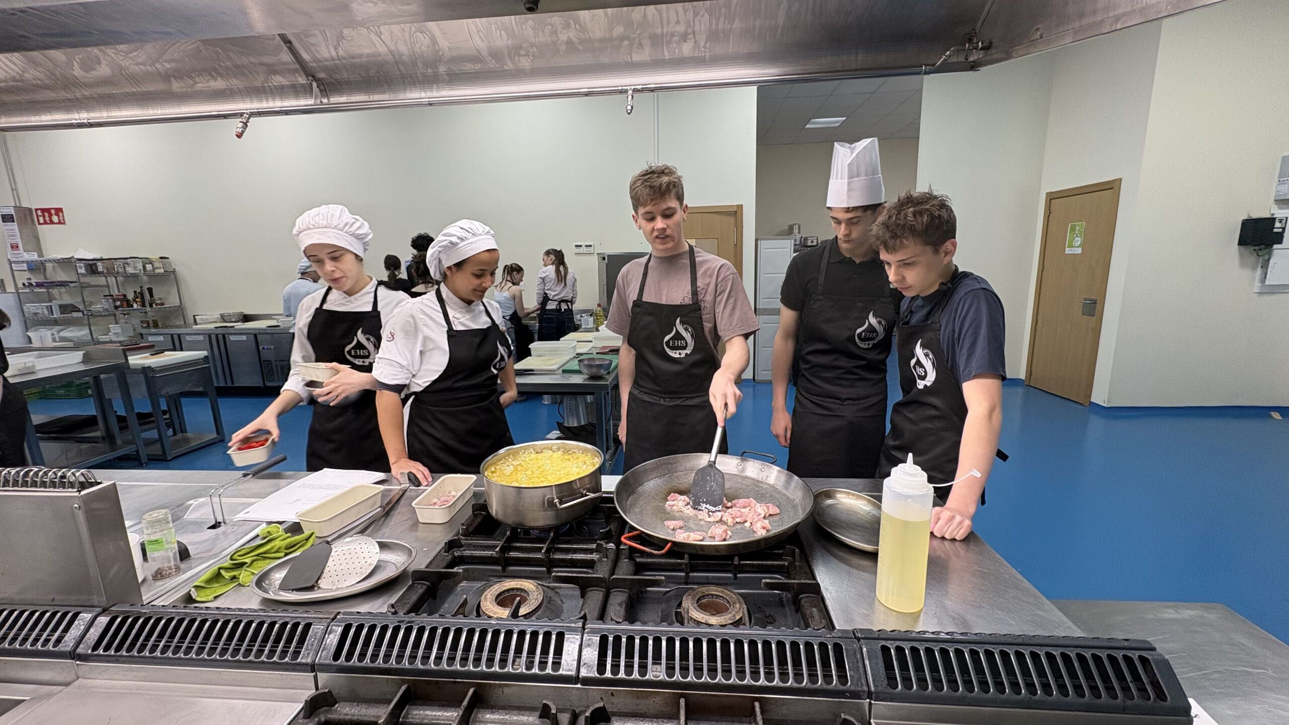 Jornada práctica de cocina española con alumnado francés en la Escuela de Hostelería de Salamanca