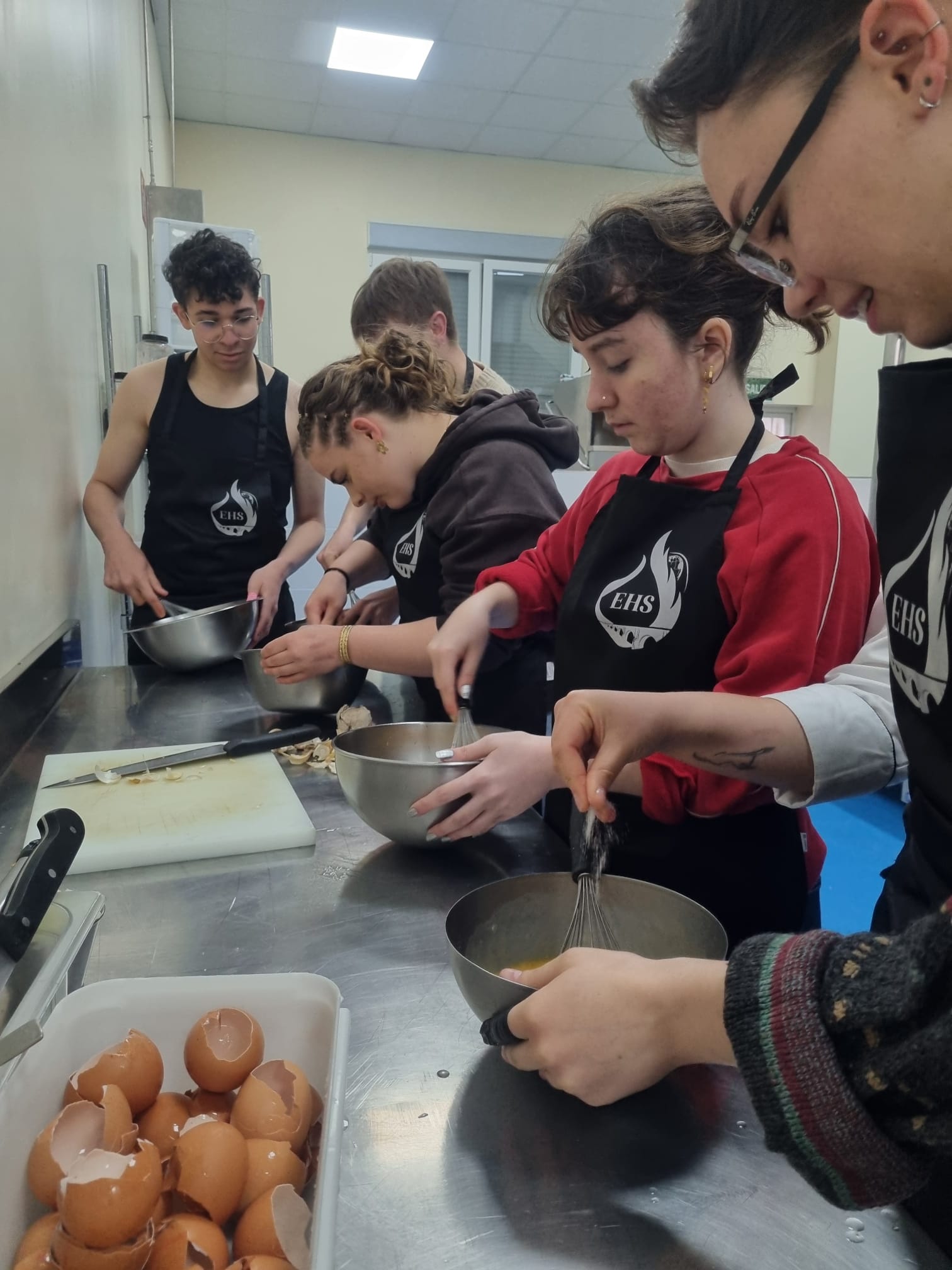 Alumnado de la Escuela de Hostelería de Salamanca y del Lycée Nicolas Appert en una actividad internacional de cocina