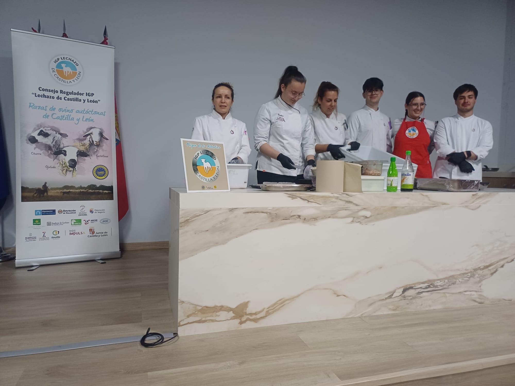 Alumnos de cocina en taller del lechazo en la Escuela de Hostelería de Salamanca con degustación gastronómica