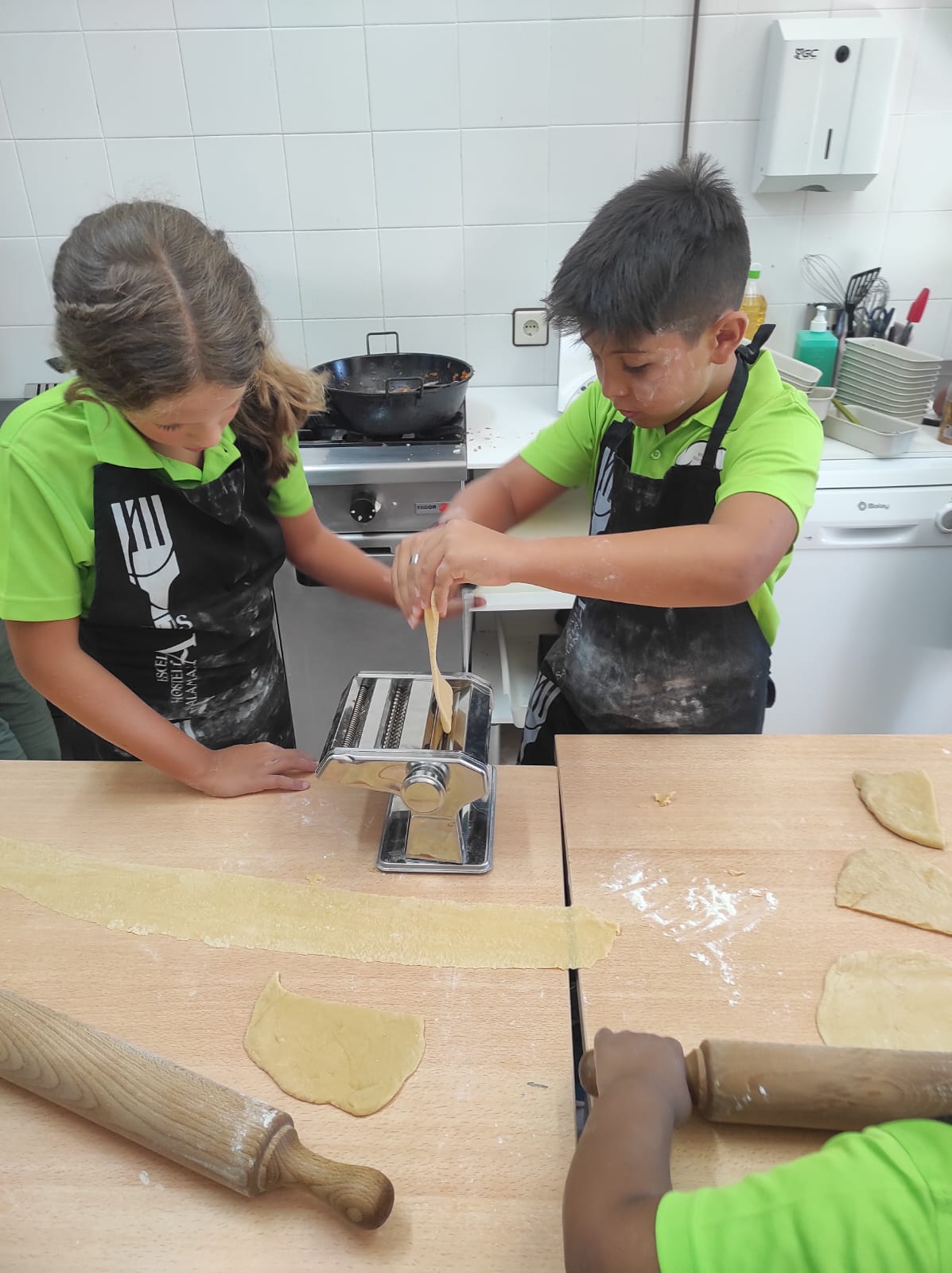 Niños cocinando en el Campamento