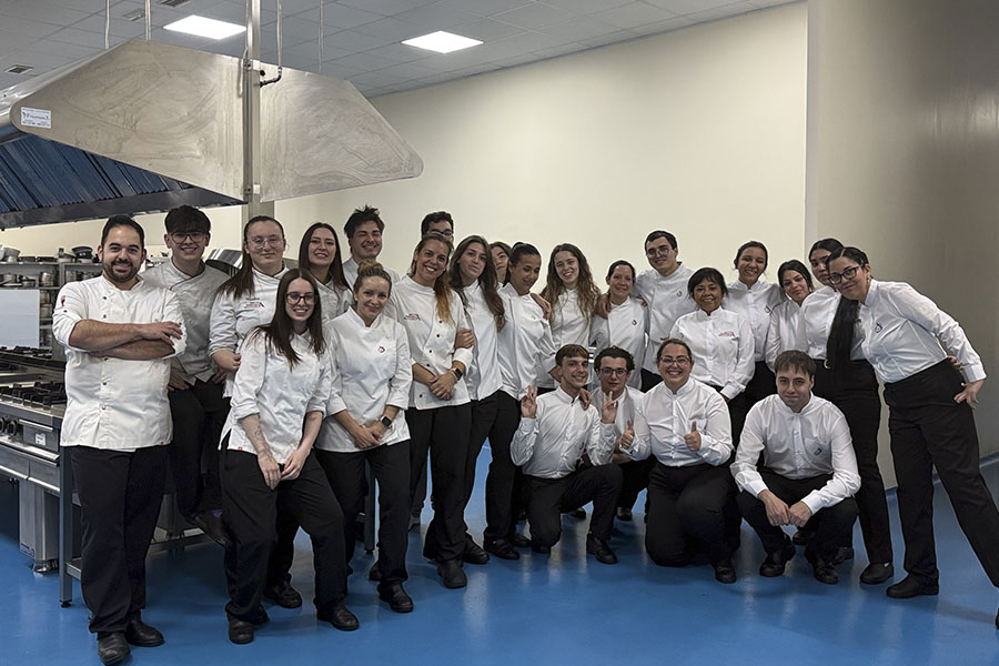 Alumnos de Cocina de Escuela Hostelería Salamanca durante la cena gastronómica inspirada en la música
