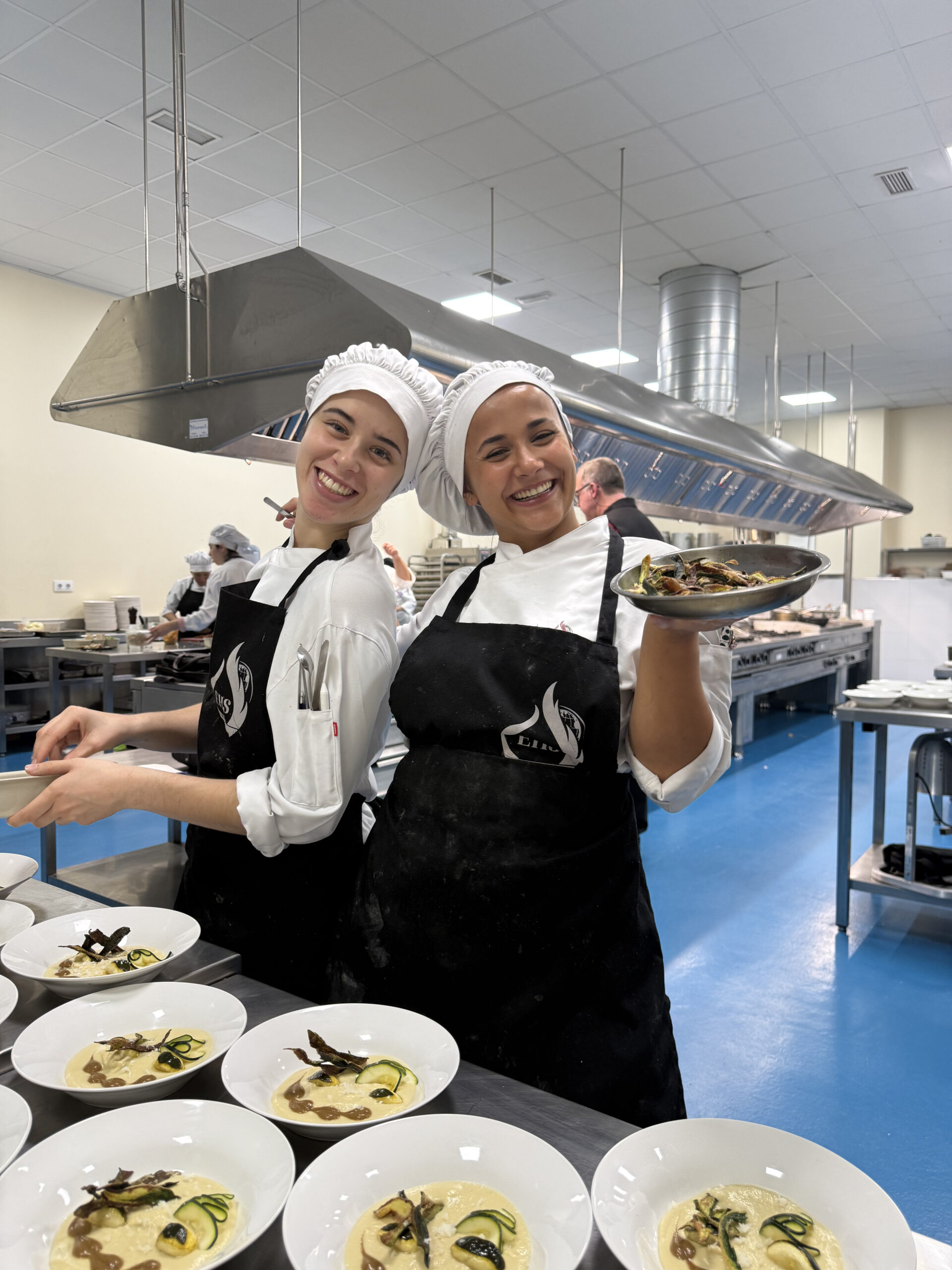 Alumnado de Formación Profesional realizando el servicio en una cena gastronómica abierta al público