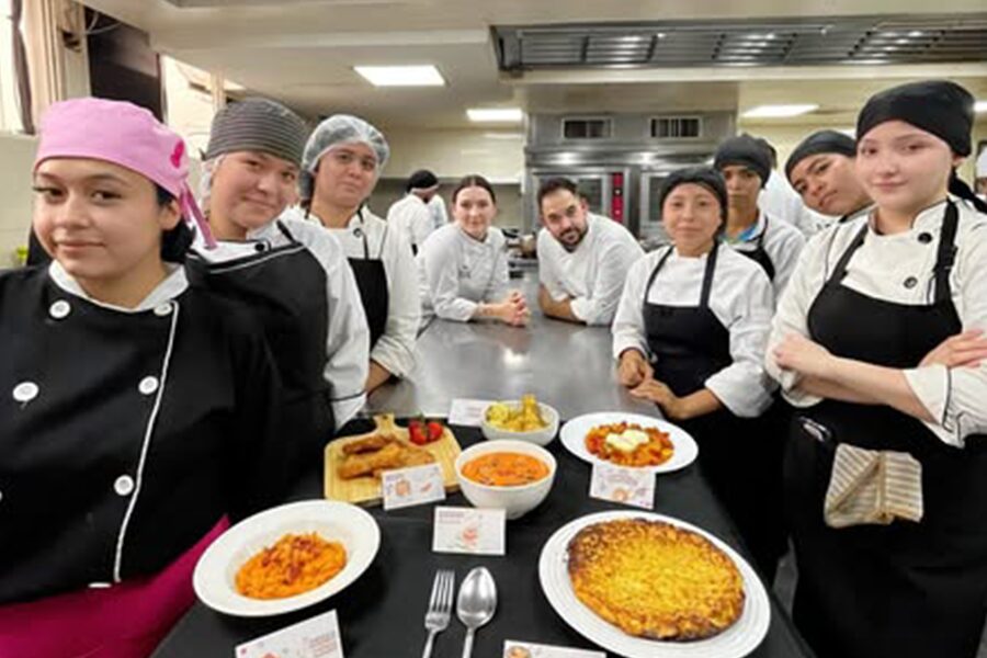 Alumnos y profesor de la Escuela de Hostelería de Salamanca durante el intercambio gastronómico en la Universidad UANL de México
