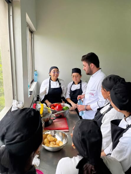 Participantes del intercambio gastronómico entre Salamanca y México compartiendo experiencias culturales y gastronómicas