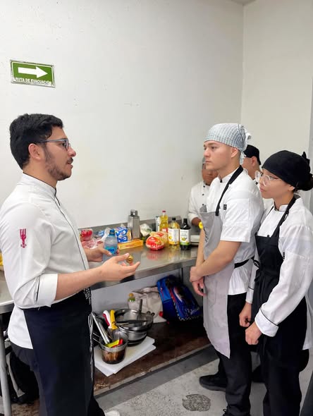 Estudiantes de la Escuela de Hostelería de Salamanca enseñando cocina española en la Preparatoria Pablo Livas de la Universidad UANL