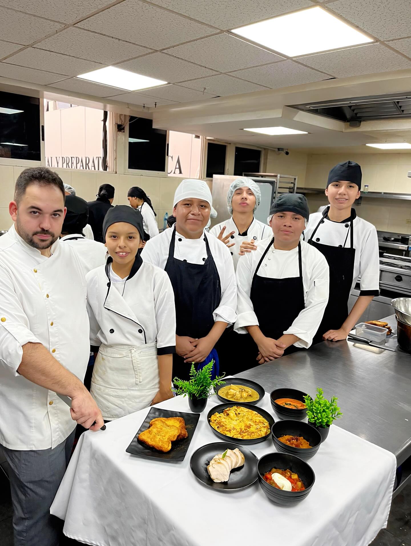 Participantes del intercambio gastronómico entre Salamanca y México compartiendo experiencias culturales y gastronómicas