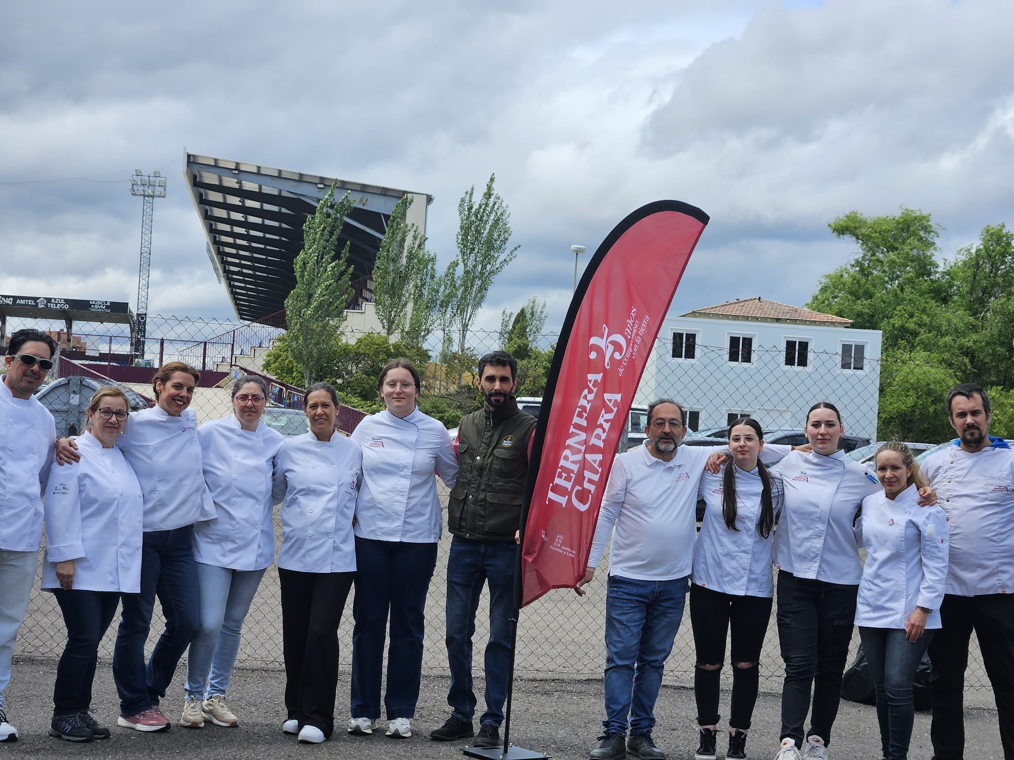 Equipo docente y alumnado de Escuela Hostelería Salamanca participando en la Fan Zone del estadio Reina Sofía