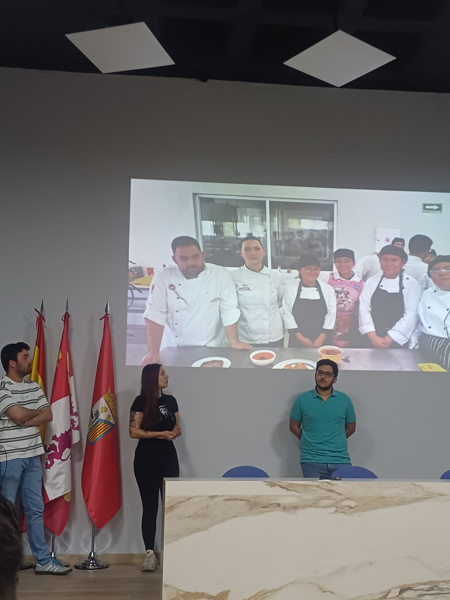 Alumnos compartiendo con sus compañeros la experiencia vivida durante el intercambio gastronómico en México
