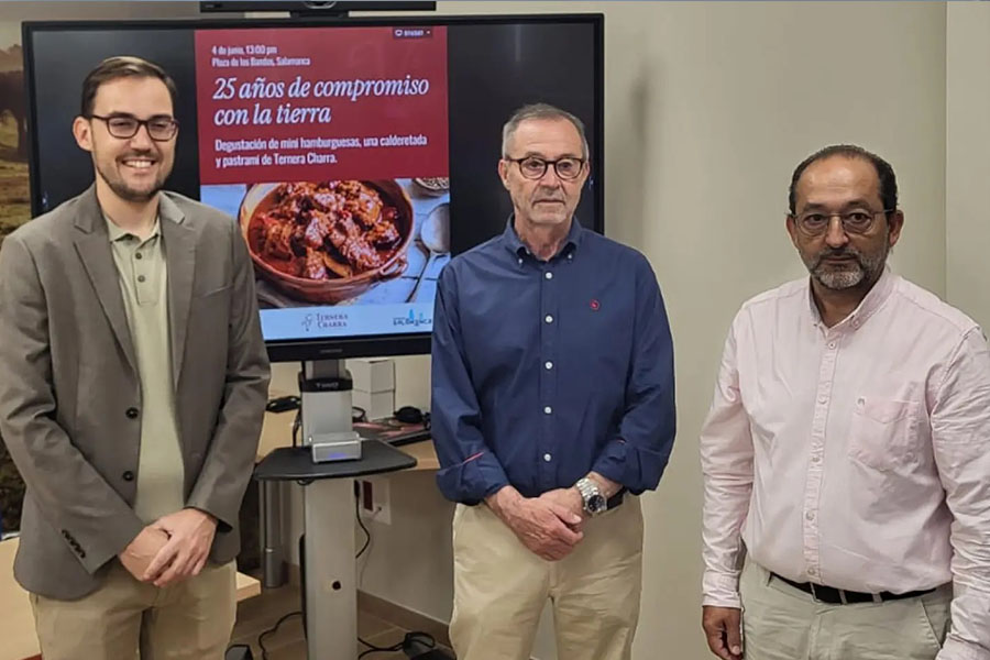 iMAGEN Representantes de Ternera Charra, Ayuntamiento de Salamanca y Escuela Hostelería Salamanca durante la presentación del 25 aniversario