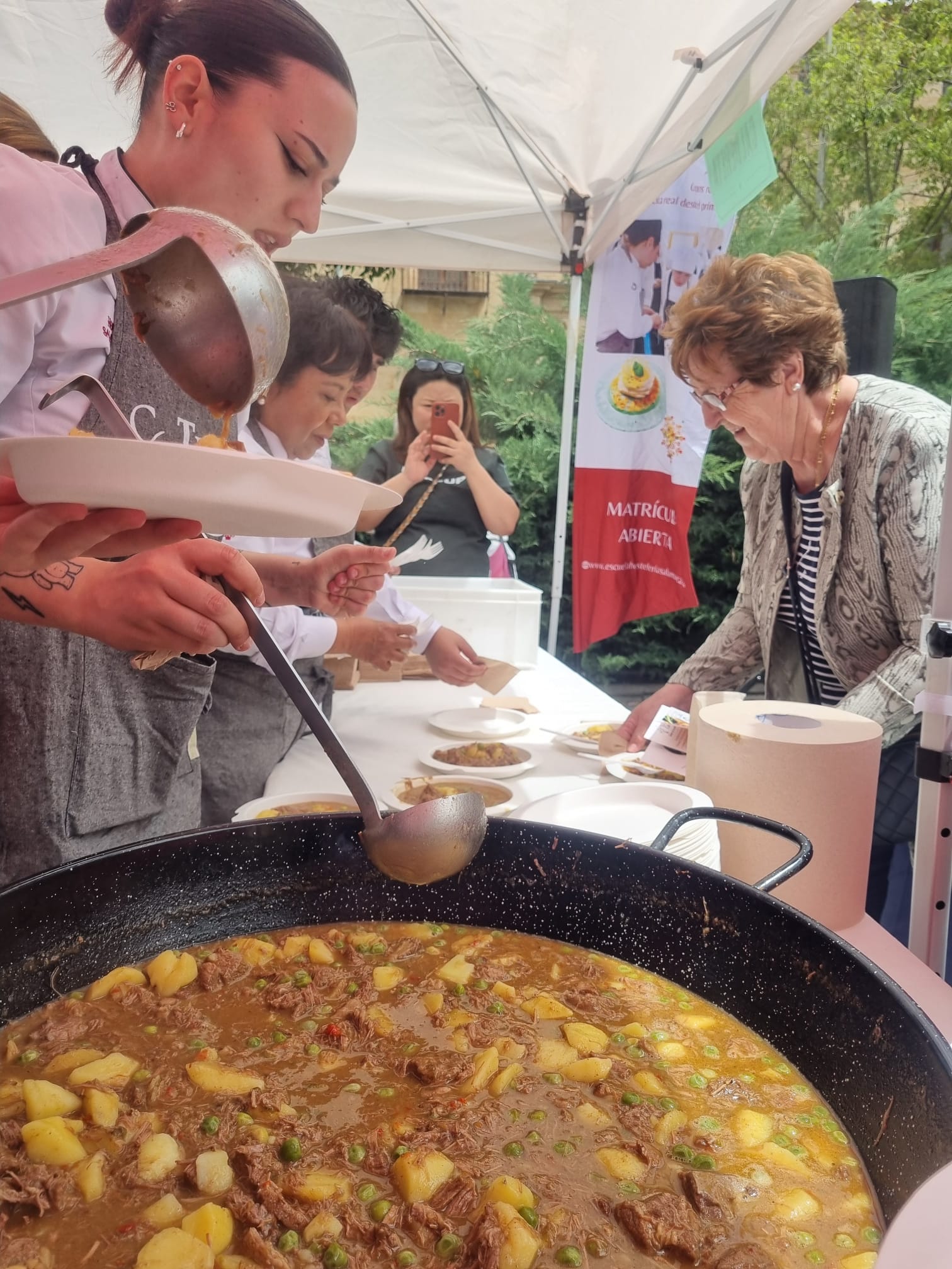 •	Alumnado de Escuela Hostelería Salamanca participando en la degustación popular del 25 aniversario de Ternera Charra en la Plaza de los Bandos de Salamanca 