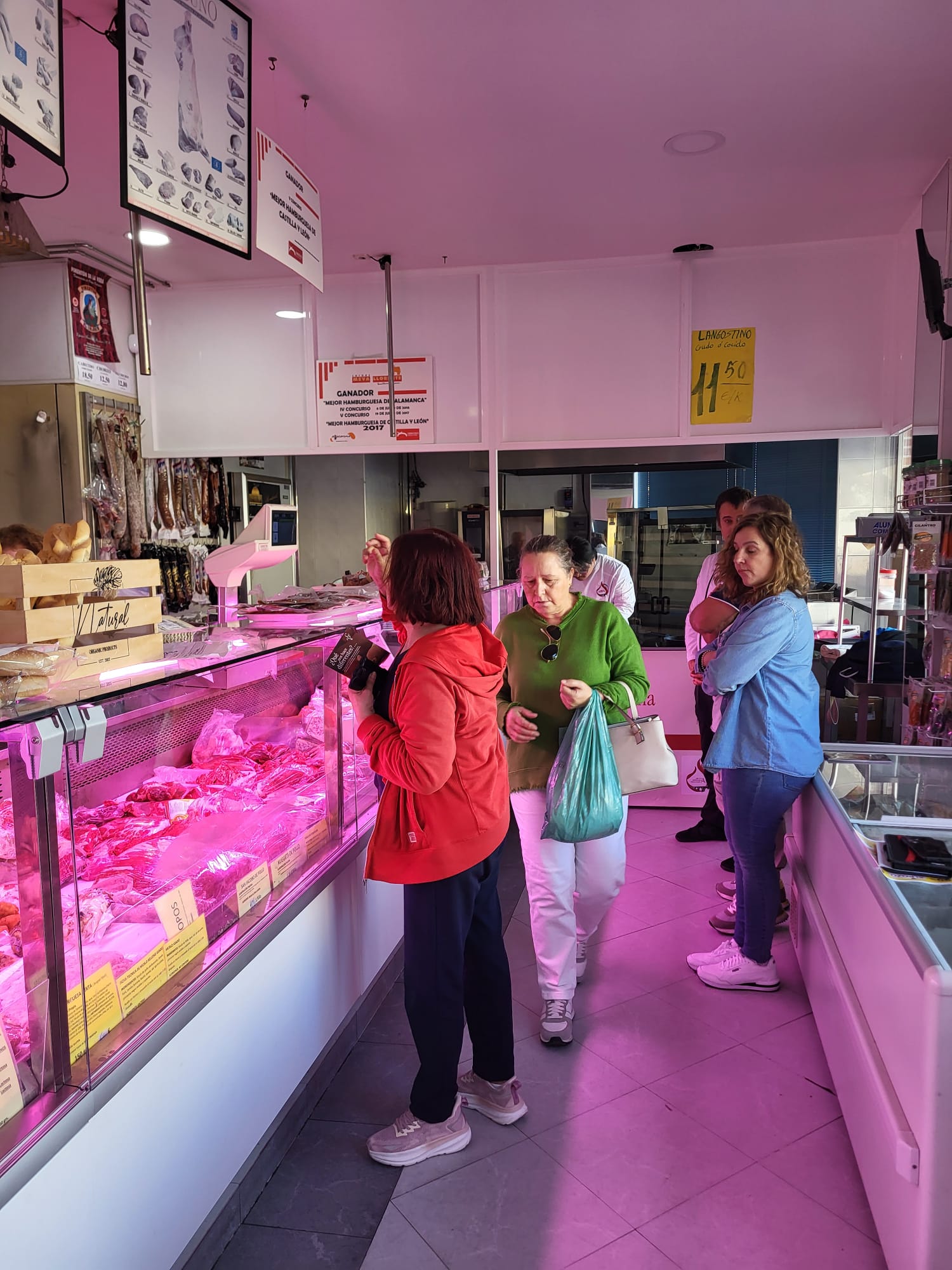 Clientes de carnicería Meva durante la degustación de Ternera Charra