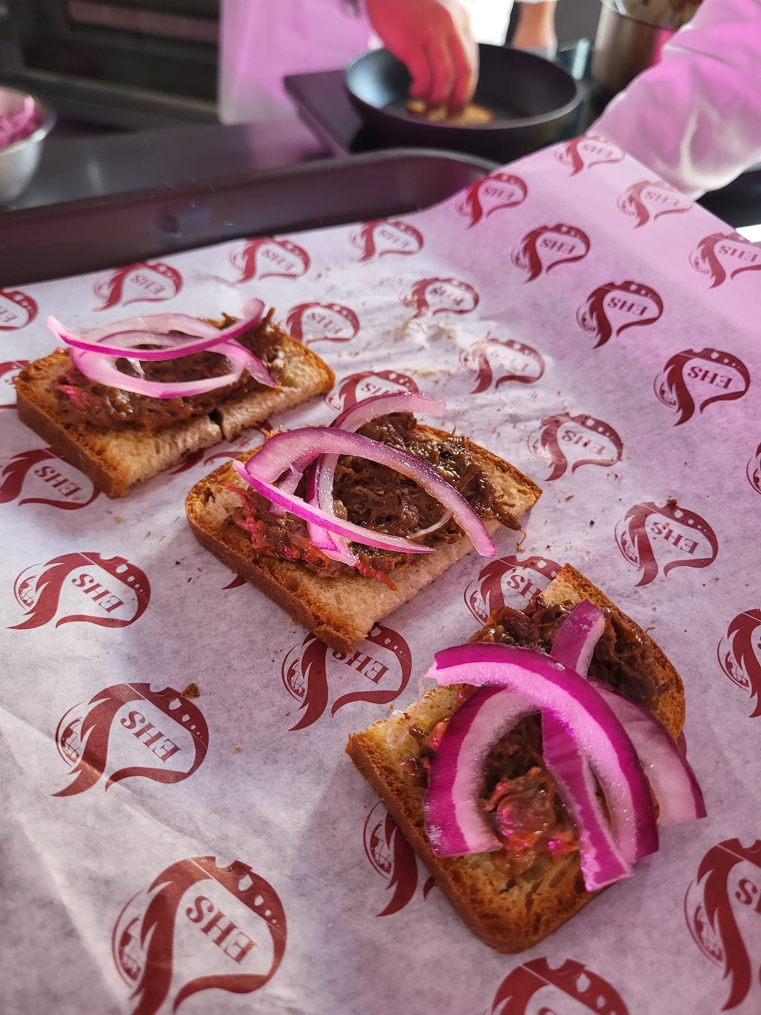 Tosta de pan brioche con pulled beef de Ternera Charra y cebolla encurtida en lima