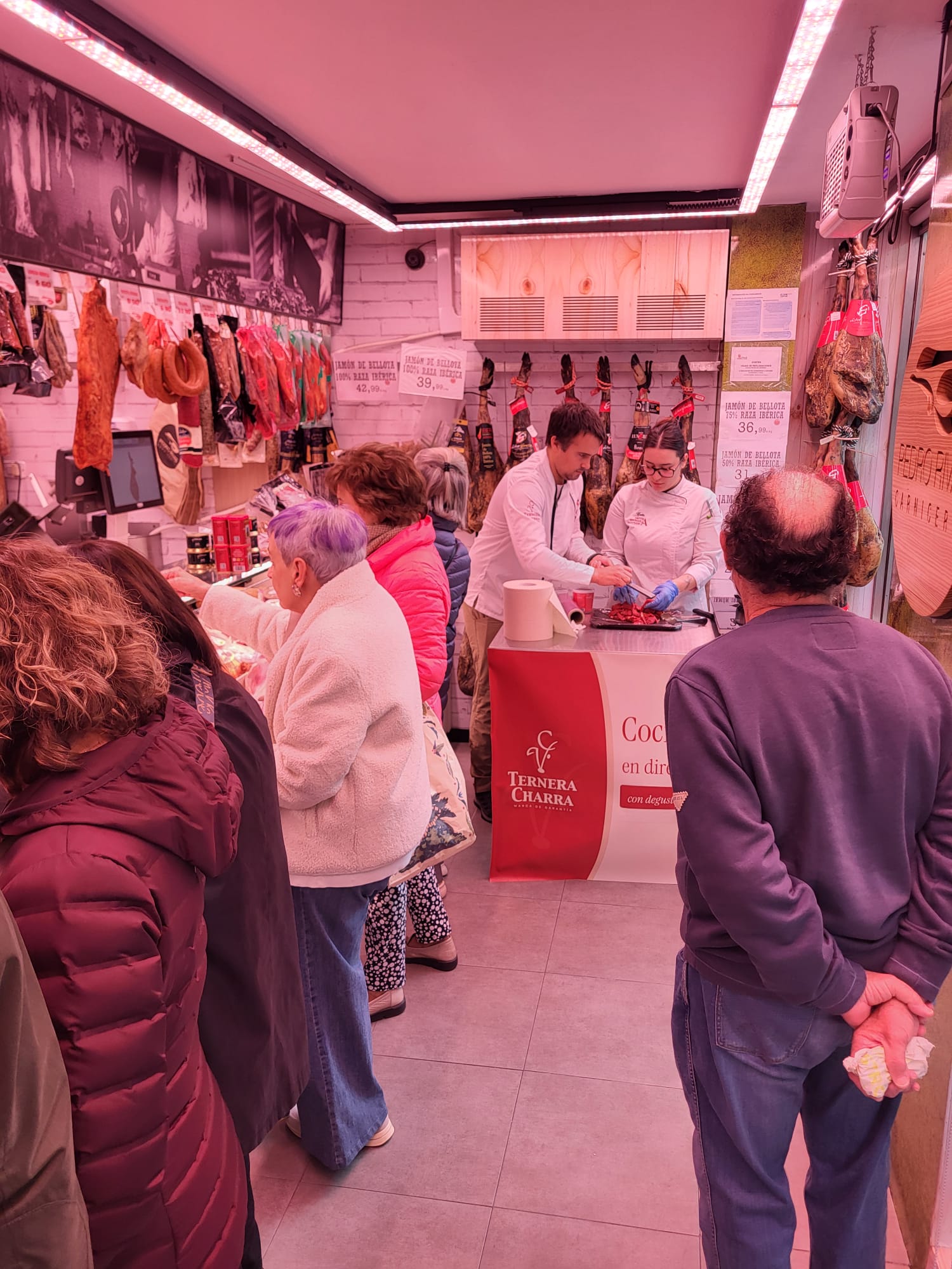 Clientes de carnicería Pedro Rivas durante la degustación de Ternera Charra