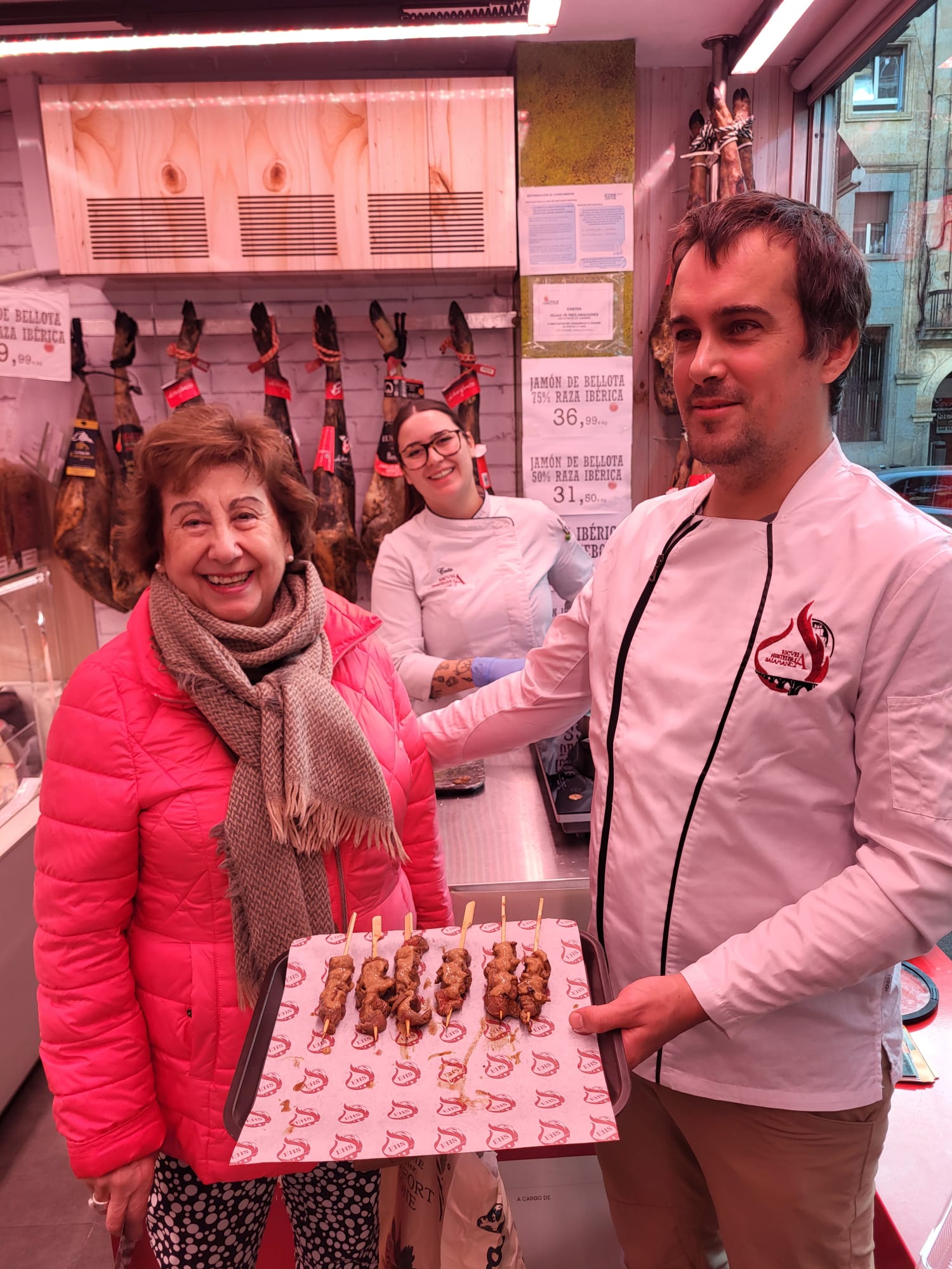 Clientes de carnicería Pedri Rivas durante la degustación de Ternera Charra