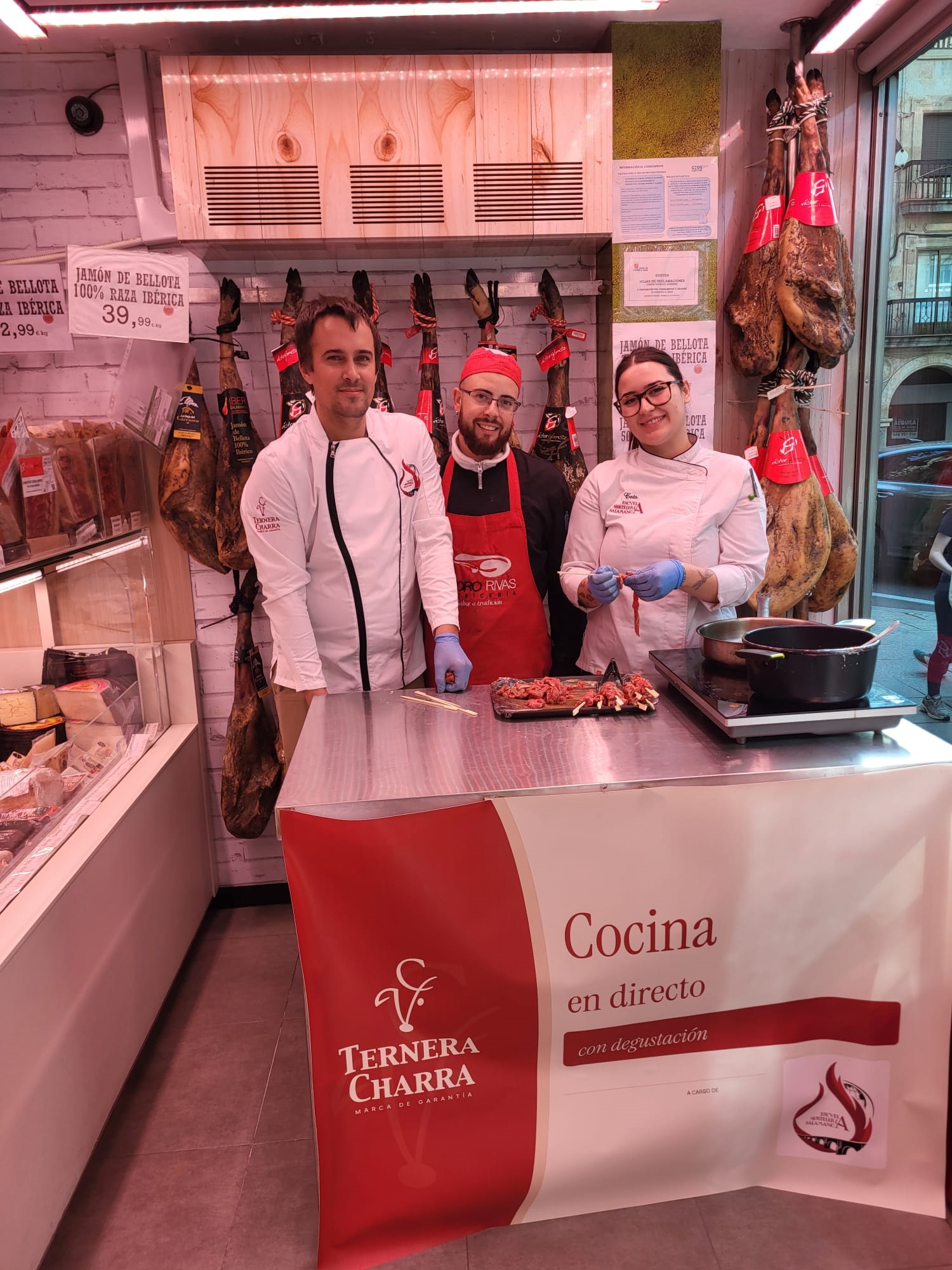 EHS durante la degustación de Ternera Charra en carnicería Pedro Rivas