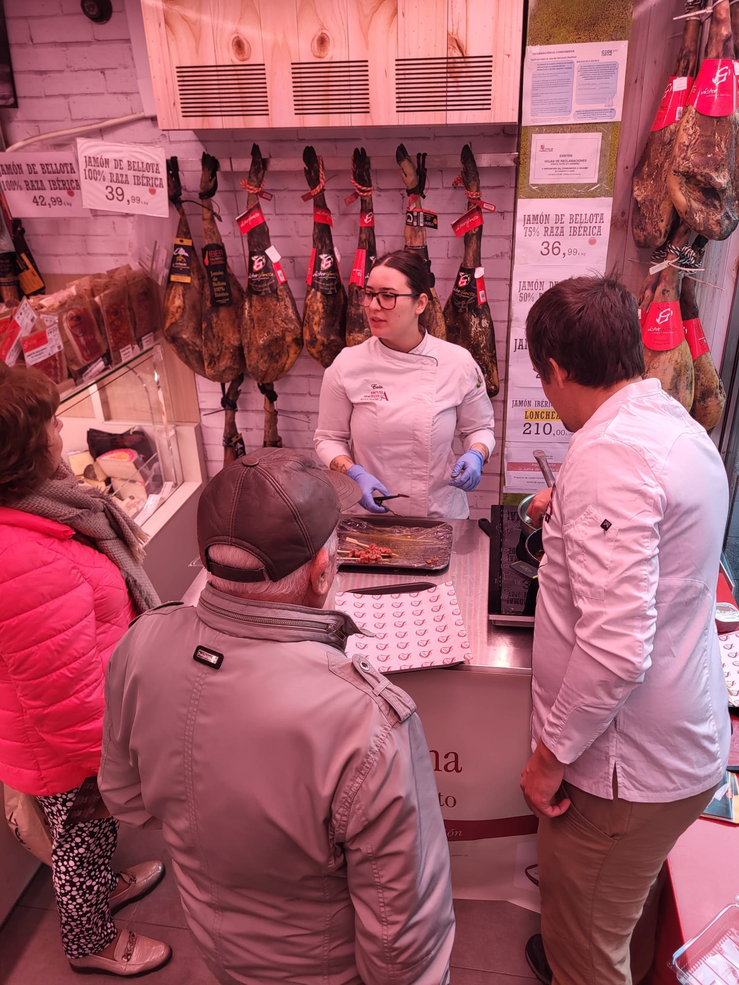 Alumna de EHS durante la degustación de Ternera Charra en carnicería Pedro Rivas