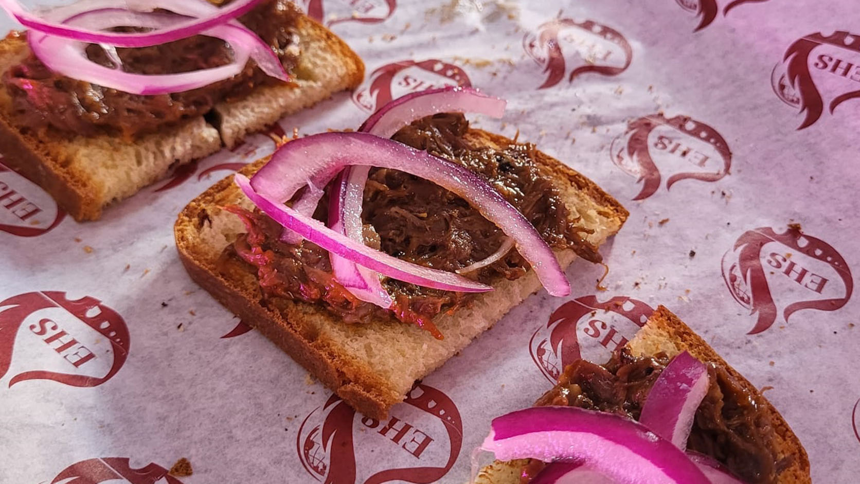 Tosta de pan brioche con pulled beef de Ternera Charra y cebolla encurtida en lima